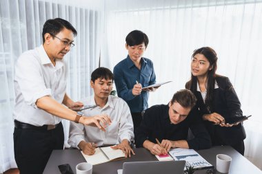 Bir grup farklı ofis çalışanı şirket ofis odasında stratejik iş pazarlama planlamasında birlikte çalışıyor. İş yeri konseptinde pozitif takım çalışması. Tedbirli