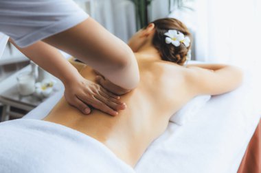 Kafkasyalı kadın müşteri stres önleyici spa masajının keyfini çıkarıyor ve lüks otel ya da oteldeki gündüz açık ortam güzellik salonunda güzellik teniyle eğleniyor. Sessiz.