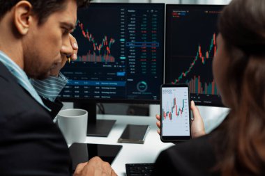 İki iş adamının internet sitesindeki dinamik borsa tartışmalarıyla telefona odaklanmak, modern ofisteki risk verilerine uygulanan gerçek zamanlı döviz kuru yatırımıyla karşılaştırılacak. Varsayım.