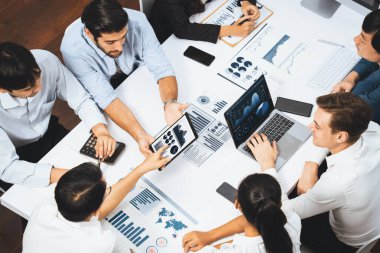 Analist ekibi toplantı odasındaki mali verileri analiz etmek için BI Fintech 'i kullanıyor. İş adamları, ticari öngörü ve stratejik pazarlama planlama için iş dünyası panelinin gücünü kağıt üzerinde analiz ediyor.