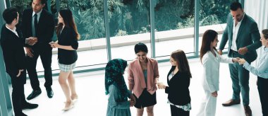 Birçok iş adamı şehirdeki iş konferansı için modern ofis binasında toplanıyor. İş adamları ve iş kadınları iletişimi ve insan kaynakları kavramı. uds