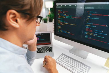 Güncellenmiş sürüm uygulama projesi denemesi ile ilgili kodlama programı ile pc align çalışma dizüstü bilgisayarı üzerinde çalışan çevrimiçi yazılım geliştirme bilgilerine bakan IT geliştiricisi yeni bir kod genel sistemi yaratıyor. Bireysel.
