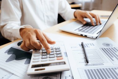 İş adamı muhasebeci ya da finans uzmanı şirket ofisindeki iş raporu grafiğini ve finans şemasını analiz eder. Finans ekonomisi, bankacılık sektörü ve borsa araştırmaları kavramı. uds