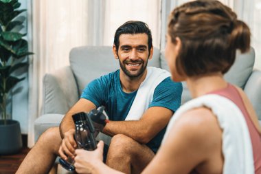 Atletik vücut ve sportif genç çift ya da spor kıyafetlerinde ısınma ya da ev egzersizi ve sağlıklı yaşam tarzı konsepti egzersizinden sonra dinlenme..