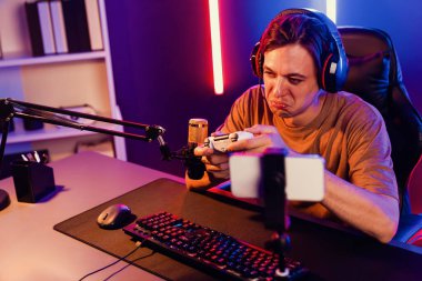 Kontrol kumandalı akıllı oyun flamasının tadını çıkarın. Modern teknoloji siber aydınlatma odasındaki yetenekli oyuncularla akıllı telefon reklamı üzerinden canlı yayın yapın. Bireysel.