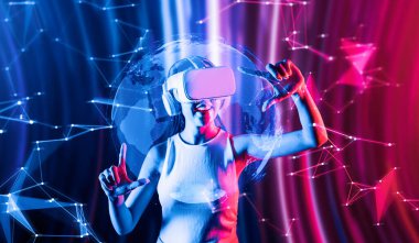 Siberpunk neon ışıklı kadın, beyaz VR kulaklık takıyor ve metaevreleri birbirine bağlayan kolsuz tişört, gelecekteki siber uzay topluluğu teknolojisi, parmaklarını 3D küresel resim hologramına odaklıyor. Halüsinasyon.