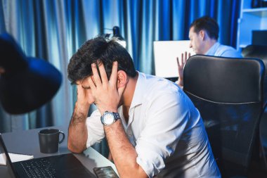 Baş ağrısı olan stresli iş arkadaşı gece vakti yeni bir proje üzerinde çalışıyor, e-posta bekliyor kazanma teklifi veren müşteri firması için geri gönderiliyor. Neon mavi ışık modern ofis üzerinde çalışma kavramı. Satılabilir.