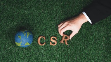 CSR 'daki tahta alfabe metnini, biyofilik arkaplan üzerine, daha yeşil bir gezegen için net sıfır ve çevresel kampanyayla sorumlu kurumsal sosyal toplum için ekolojik bir sembol olarak Dünya işareti olarak düzenleyin. Döngü
