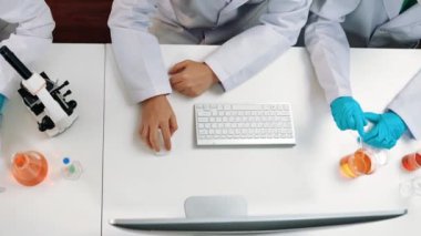 Bilimsel uzmanlığa, laboratuvar ekipmanlarına ve yenilikçi tıbbi biyoteknoloji yazılımına sahip laboratuvar sağlık araştırma ekibi yeni ilaçlar araştırıyor, tedavi geliştiriyor. Ağır çekim. Katı.