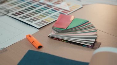 Yavaş çekim renk tasarımı, beyin fırtınası için örnekler ve yaratıcı tasarım ofisindeki çalışma alanı masasında grafik tasarımı için renk seçimi için örnekler sunar. Değiştirilmiş