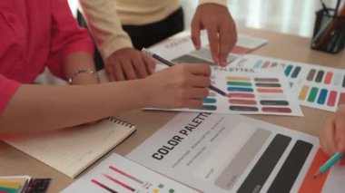 Tasarımcı ekibinin beyin fırtınası yaptığı ve grafik tasarımı için renk seçimi yaptığı el kapanışı ya da tasarım bürosunda krom danışmanlığı için danışmanlık isteyen bir müşteri. Değiştirilmiş