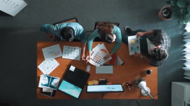 Ekip toplantısına katılıp fikir hakkında konuşurken proje yöneticisinin yazma fikrinin en üst görüntüsü. Renk paletine bakarken ve kağıda fikir yazarken profesyonel tasarımcı logosu. Sempozyum.