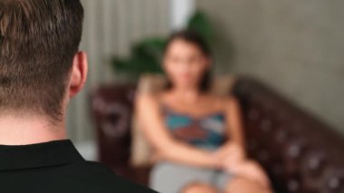 Psikolojik konsültasyon zihinsel problemde iyileşme kaydediyor. Terapi seansında mutlu genç bayan hasta iyileşiyor. Psikiyatrist de akıl hastalığı teşhisi koyuyor. Düzenle