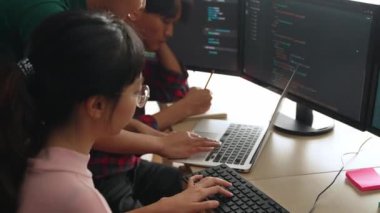 Bilgisayar programlama için arka uç yazılım geliştirici mühendisi. Yazı yazma kodlarını ayıklamak için birlikte çalışıyorlar. Ofisteki monitörde karmaşık algoritmaları çözüyorlar. Filizlenen