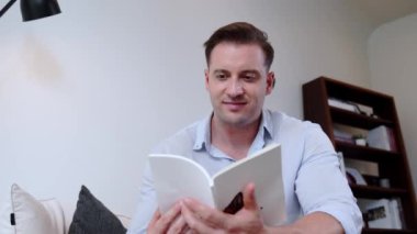 Kanepede oturan orta yaşlı bir adam, sosyal ve hayal gücü ile ilgili fantezi kurgu kitapları okurdu. Çocukları akıllı bir baba olmak için yetiştirirdi. Hayat boyu öğrenme konsepti. Uyumsuzluk.