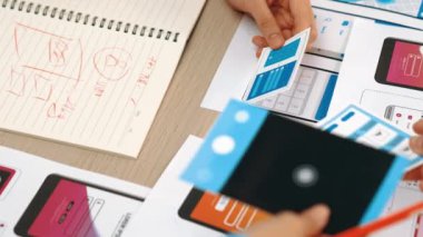 UX geliştiricisinin panorama videosu veya şirket tasarım kullanıcı arayüzü veya mobil uygulama için UI prototipi veya akıllı telefondan yazılım gösteren web sitesi yazılımı. Sinerjik