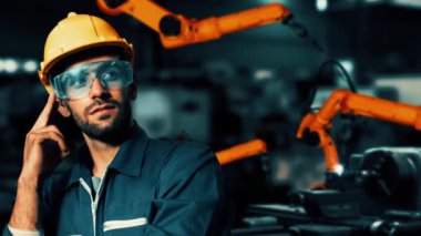 MLP Mühendisi, fabrikadaki robot kolu kontrol etmek için siber robot yazılım kullanıyor. IOT yazılımı kullanarak internet ağına bağlı uzmanlar tarafından kontrol edilen otomasyon üretim süreci.