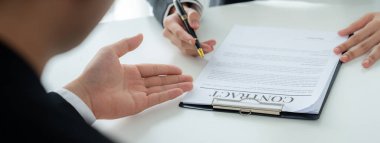Şirket avukatının ya da hukuk bürosundaki avukat servisinin yardımıyla balyayla ilgili sözleşme imzalama belgesi. İşletme yatırımı ve yasal işlemlerin tamamlanması. Kurnaz.