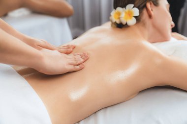 Kafkas çift müşterisi stres önleyici spa masajının keyfini çıkarıyor ve lüks otel veya oteldeki gündüz açık hava ortamında güzellik teniyle eğleniyor. Sessiz.
