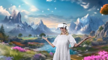 Heyecanlı bir şekilde gülümseyen kadın, VR tarafından çevrelenmiş muhteşem peri masalı dağ buzu harikalar diyarı buhar sularında kar yağışı kışın meta sihirli dünya gizemli fantezi ormanı. Kısıtlanma..