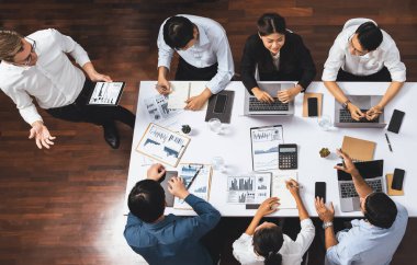 Üst düzey analist ekibi toplantı odasındaki mali verileri analiz etmek için BI Fintech 'i kullanıyor. İş anlayışı ve stratejik pazarlama planlaması için kağıt üzerinde analitik BI gösterge paneli. Tedbirli