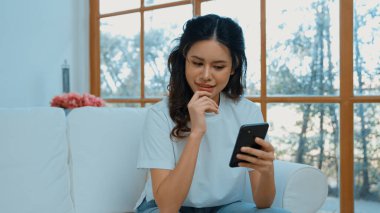 Genç bir kadın internet üzerinden alışveriş yapmak için internet üzerinden internet üzerinden internet üzerinden alışveriş yapıyor. Modern ve konforlu çevrimiçi alımlar güvenli ve uygun alışverişleri sağlar.