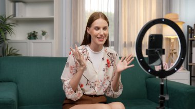 Kadın Etkilenen Vlog video görüntülerini canlı yayınlıyor Makyaj primi sosyal medya veya blog. Kozmetik stüdyosu ışıklandırmalı mutlu genç kız çevrimiçi pazarlama oturumu yayını için..