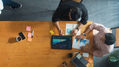 Meslektaşım yürürken ve toplantıya katılırken çeşitli iş adamlarının konuşma ve beyin fırtınası fikirlerinin üst düzey görüntüsü. Profesyonel insanlar sorunu çözüyor ve raporlara bakıyor. Cemaat.