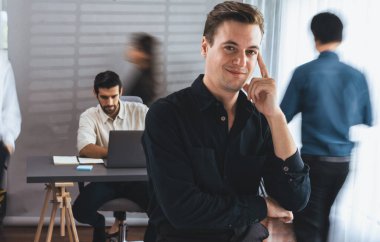 Ofiste çalışan iş arkadaşı ve iş adamlarının bulanık hareketli geçmişine sahip güler yüzlü iş adamı portresi. Ofis çalışanı takım çalışması ve pozitif iş yeri konsepti. Tedbirli