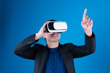 VR kulaklık takan profil işadamı ilginç mavi arkaplanlı fütüristik analitik iletişim teknolojisi sanal gerçekliğini izole etmek için metaevreleri birbirine bağlamaya çalışıyor. Entrika.