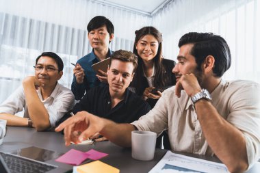 Bir grup farklı ofis çalışanı şirket ofis odasında stratejik iş pazarlama planlamasında birlikte çalışıyor. İş yeri konseptinde pozitif takım çalışması. Tedbirli