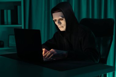 Beyaz suçlu anonim maskesi kodlama şifrelemesi yüklüyor. Programlama ile güvensiz mahremiyet sağlamaya çalışıyor. Bilgisayardan fidye için büyük bir veritabanı almaya çalışıyor. Bireysel.