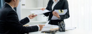 Kurumsal muhasebeci ekibi vergi iadelerini hesaplamak ve en yüksek seviyeye çıkarmak için hesap makinesi kullanır ve finansal veri raporuna dayanarak finansal performansı artırır. Panorama 'daki modern muhasebe. Kurnaz.