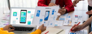 Başlangıçtaki UX geliştiricisinin panorama pankartı ya da şirket çalışanı tasarım kullanıcı arayüzü ya da mobil uygulama için UI prototipi ya da ofiste dizüstü bilgisayar ekranı olan bir web sitesi yazılımı. Sinerjik