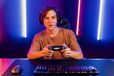 Kontrol kumandalı akıllı oyun flamasının keyfini çıkarın, modern teknoloji siber neon ışık odasında yetenekli oyuncularla çevrimiçi canlı sosyal medya grubu oyunu oynayın. Bireysel.