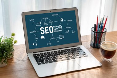 Model e-ticaret için SEO arama motoru optimizasyonu ve bilgisayar ekranında gösterilen çevrimiçi perakende işi