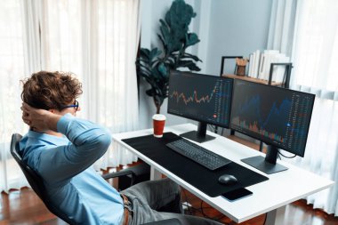 Genç yatırımcı hisse senedi tüccarı, modern ofis yatırım döviz kuru kavramında iki ekran mevcut pazar grafiği ile dinamik yatırım yapmaya eğiliyor. Toplayıcı.