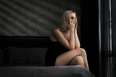 Kritik depresyon ve anksiyete bozukluğu olan genç bir kadın, yalnızlık, akıl hastalığı, ya da istenmeyen hamilelik, karanlık yatak odasında kendine sarılıyor. Bunaltıcı olumsuz düşünce. Blithe