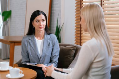 Psikolojik akıl sağlığı danışmanlığı ya da terapi seansındaki genç ve profesyonel bir hastadan akıl hastalığı teşhisi koyarken yardım istemek. Zihinsel tedavi seansı. Blithe