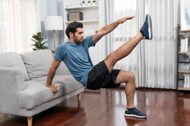 Atletik vücut ve aktif sporcu, sağlıklı vücut çalışma yaşam tarzı konsepti olarak neşeli ev egzersizlerinde kas kazanma egzersizi yapmak için mobilyaları kullanıyor..