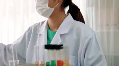 Laboratuvar araştırmacısı yeni bir ilaç geliştirir ya da tedavi eder. Laboratuvar tüpünde renkli kimyasal sıvı kullanır. Bilimsel veya kimya uzmanlığı ve laboratuvar ekipmanları ile sağlık hizmetlerinin teknolojik gelişimi. Katı.