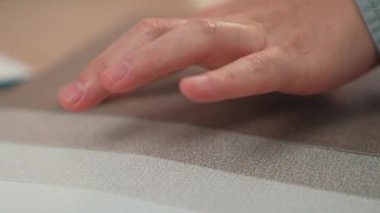 Profesyonel mimar ve iç mimarın yavaş çekim görüntüleri. İç mekan tasarımı için malzeme ve renk paleti sunumu. Müşteri denetimi ve denetimine dayalı. Değiştirilmiş