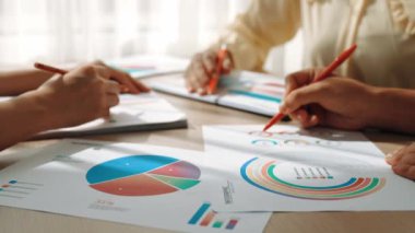 Girişimci şirket çalışanları birlikte çalışır, finansal veri raporlama ve planlama stratejisi, panorama videosundaki yaratıcı iş başarısı için pazarlama içeren renkli BI gösterge panelini analiz eder. Sinerjik