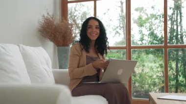 Telefonda konuşan Afro-Amerikalı bir kadın, internet üzerinde önemli bir iş için dizüstü bilgisayar kullanırken, aynı zamanda telesal yapıyor. Evde çalışan sekreter veya çevrimiçi içerik yazma.
