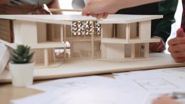 Mimari ekipman incelemesi kullanarak yavaş çekim ev tasarımcısı ve müşteri veya müşteriyle birlikte mimari ev modeli tasarım örneklerini ölçer. Filizlenen