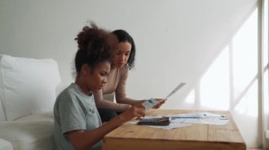 Stresli Afrikalı Amerikalı kadınların kredi kartı borçlarıyla ilgili mali sorunları var. Kötü kişisel para ve ipotek yönetimi krizi kavramını çok önemli ölçüde karşılıyorlar..