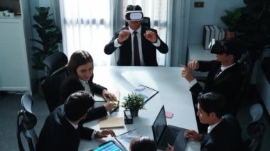 Çeşitli takımlar pazarlama stratejisi planlarken ve finansal grafiğe bakarken VR cam kulaklık kullanarak iş adamlarına veri analizi yapan yöneticilerin üst görüşü. Müdürlük.