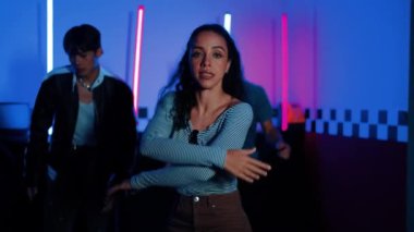 Kameranın önünde dans eden yetenekli break dansçı farklı arkadaşları pop ya da hip hop müziği dinlemek için arkada dans ediyor. Çekici performans ekibi kameraya doğru hareketli hareketler sergiliyor. Mutluluk.