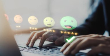 İş adamı müşteri memnuniyet değerlendirmesi verilerini analiz eder ve hizmet kalitesini artırmaya çalışır. Müşteri memnuniyeti ve sadakatini arttırmak için koz değerlendirmeleri. EIDE