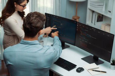 İki ekran ekranında yaratıcı web sitesi planlama yazılımını tartışan yetenekli geliştiriciler programı arka görüş konseptiyle ofiste tasarımı analiz eden tam yığın veri. Varsayım.